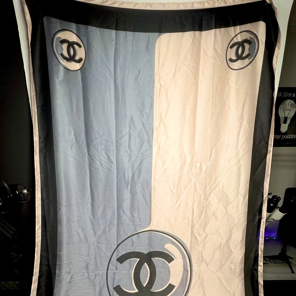 Chanel - large silk scarf. Black, gray, and pink/ salmon. - Picture 7 of 9